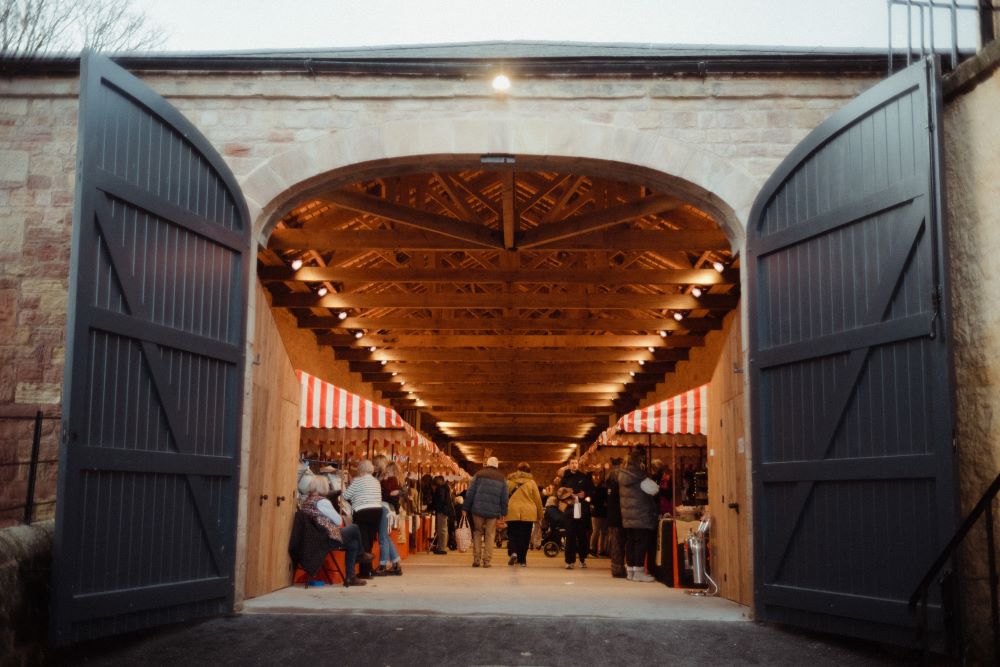 Market inside a large barn.